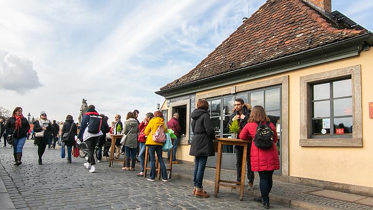Am Samstag tranken viele Menschen auf der Alten Mainbrücke noch ihren Wein. Das Bild könnte nun für einige Zeit der Vergangenheit angehören.
