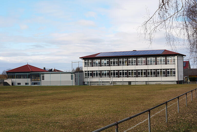 Beim Umbau der ehemaligen Grundschule in Opferbaum muss die Fensterfront auf der Südseite verändert werden. Beim Umbau der ehemaligen Grundschule in Opferbaum muss die Fensterfront auf der Südseite verändert werden.