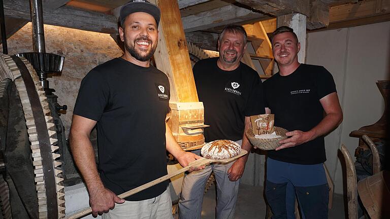 Vom Korn zum Brot: Die Bäckermeister Christian und Manfred Enders und Biolandlandwirt Christopher Rockenzahn. Rockenzahn liefert den Bio-Roggen, der in der Braunsmühle geschrotet wird. Die Bäckermeister machen daraus das Brot, das es bei Führungen...       -  Vom Korn zum Brot: Die Bäckermeister Christian und Manfred Enders und Biolandlandwirt Christopher Rockenzahn. Rockenzahn liefert den Bio-Roggen, der in der Braunsmühle geschrotet wird. Die Bäckermeister machen daraus das Brot, das es bei Führungen dazugibt.