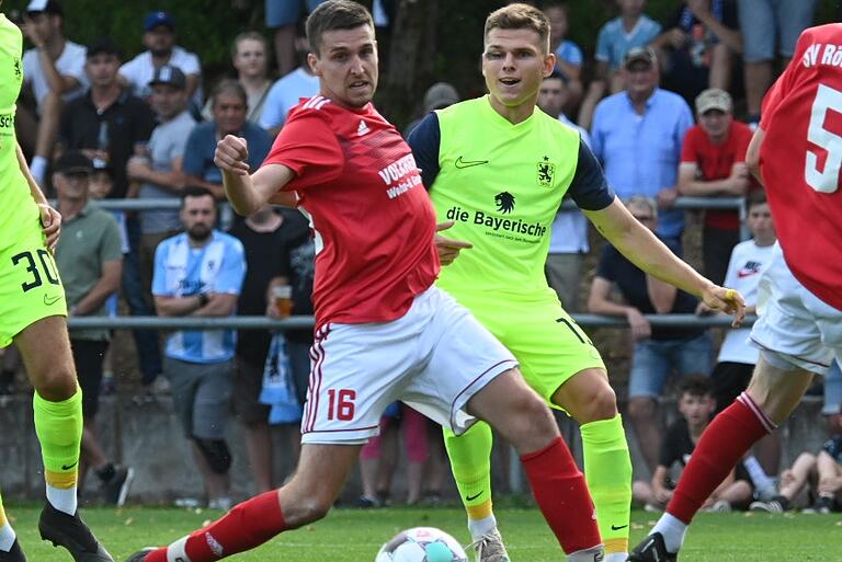 Christoph Koob (links) zeigt, wie hier im Pokalspiel gegen den TSV 1860 München (rechts Alexander Freitag) stets vollen Einsatz. Christoph Koob (links) zeigt, wie hier im Pokalspiel gegen den TSV 1860 München (rechts Alexander Freitag) stets vollen Einsatz.