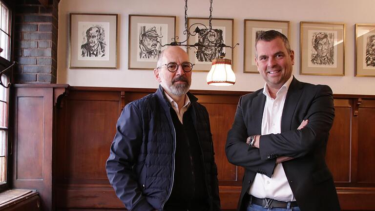 Anton Schick (rechts) hat die Weinstube Hofmann aus Familiennostalgie hergerichtet. Jochen Wehner kümmert sich um das Gastronomische.       -  Anton Schick (rechts) hat die Weinstube Hofmann aus Familiennostalgie hergerichtet. Jochen Wehner kümmert sich um das Gastronomische.