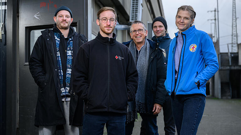Die Wärmehalle in der Posthalle öffnet wieder: Mit dabei sind (von links) Jonas Wirsching (Posthalle), Eric Bernhard (BRK), Michael Lindner-Jung (Bahnhofsmission, Christophorus-Gesellschaft), Steffen Deeg (Sozialreferat Stadt Würzburg) und Susanne Bergmann (Bahnhofsmission, Christophorus-Gesellschaft). Die Wärmehalle in der Posthalle öffnet wieder: Mit dabei sind (von links) Jonas Wirsching (Posthalle), Eric Bernhard (BRK), Michael Lindner-Jung (Bahnhofsmission, Christophorus-Gesellschaft), Steffen Deeg (Sozialreferat Stadt Würzburg) und Susanne Bergmann (Bahnhofsmission, Christophorus-Gesellschaft).