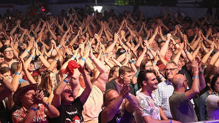 Rund 1600 begeisterte Fans bejubelten die Spider Murphy Gang bei deren Rockkonzert in Retzstadt.
