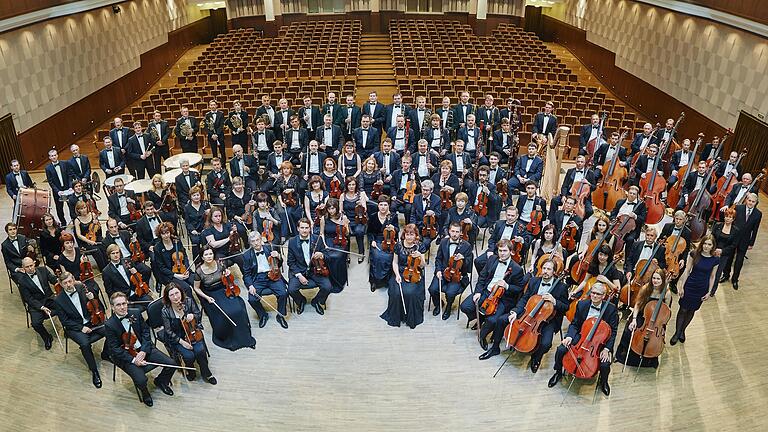 Das Novosibirsk Philharmonic Orchestra, dirigiert von Thomas Sanderling, spielt Werke von Peter Tschaikowsky, Karl Maria von Weber und Ludwig van Beethoven.