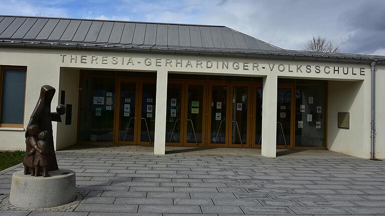 In einer Mail hat die Schulleitung der Theresia-Gerhardinger-Grundschule in Grafenrheinfeld die Eltern informiert, dass die Corona-Tests zuhause durchgeführt werden sollen. In einer Mail hat die Schulleitung der Theresia-Gerhardinger-Grundschule in Grafenrheinfeld die Eltern informiert, dass die Corona-Tests zuhause durchgeführt werden sollen. 
