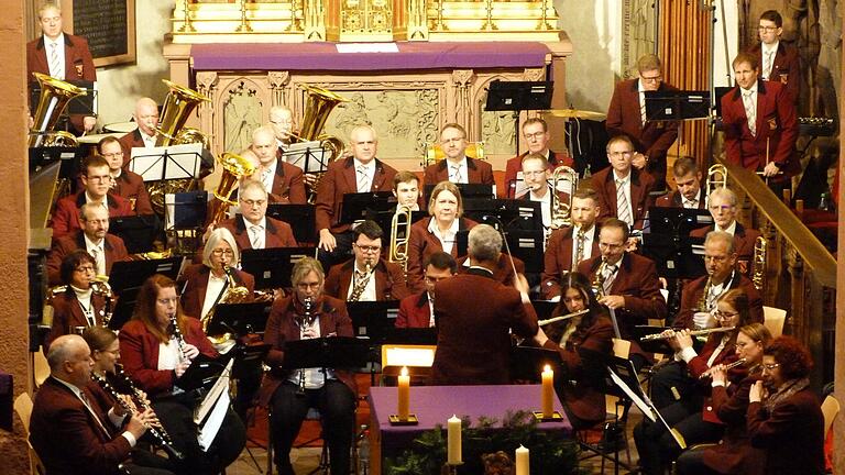 Musik zwischen Himmel und Erde: Die Stadtkapelle Lohr um Wolfgang Riedmann interpretierte das älteste Lied der Adventszeit 'Nun komm, der Heiden Heiland'. Musik zwischen Himmel und Erde: Die Stadtkapelle Lohr um Wolfgang Riedmann interpretierte das älteste Lied der Adventszeit 'Nun komm, der Heiden Heiland'.