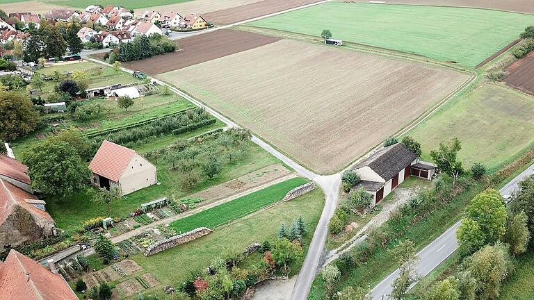 Auf einem Teil der freien Ackerfläche im Nordwesten von Obervolkach entsteht das neue Baugebiet „An der Michaeliskapelle“ mit elf statt ursprünglich 27 Bauplätzen. Auf einem Teil der freien Ackerfläche im Nordwesten von Obervolkach entsteht das neue Baugebiet „An der Michaeliskapelle“ mit elf statt ursprünglich 27 Bauplätzen.