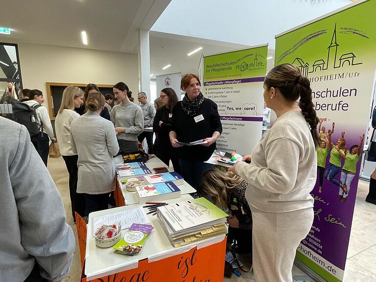 Den Stand der Berufsfachschule für Pflegeberufe in Hofheim fanden vor allem die Schülerinnen interessant. Den Stand der Berufsfachschule für Pflegeberufe in Hofheim fanden vor allem die Schülerinnen interessant.