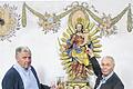 Wieder komplett: Bildhauermeister Günter Metz aus Langenleiten (rechts) fertigte das gestohlene Jesuskind mit der Weltkugel und einen Engelskopf (am Podest) der Muttergottesstatue in Kleinbardorf gekonnt in einer Kopie an. Links Kirchenpfleger Elmar Wolf.