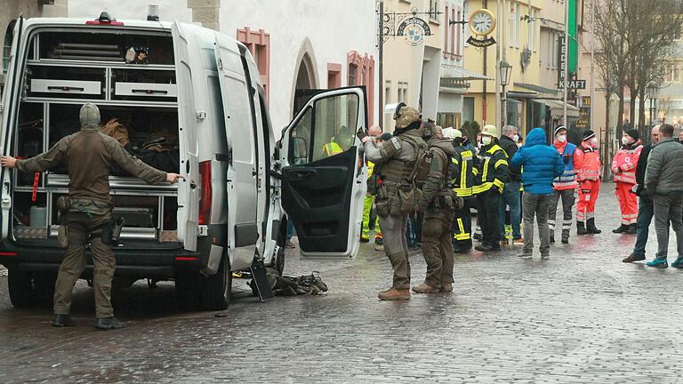 Ein Großaufgebot an Polizei und Rettungskräften war in der Hauptstraße präsent.