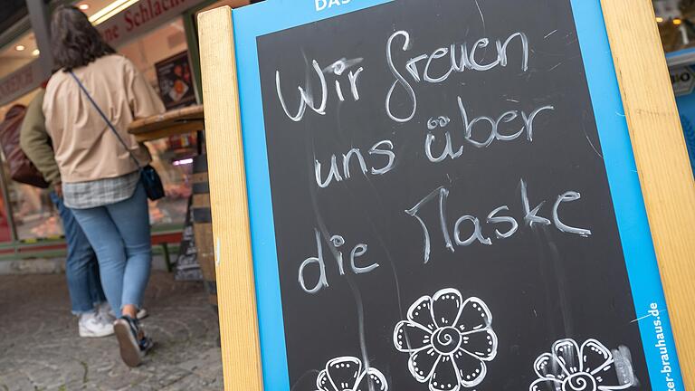 Gelegentlich noch erwünscht: die Mund-Nasen-Maske. Gelegentlich noch erwünscht: die Mund-Nasen-Maske.