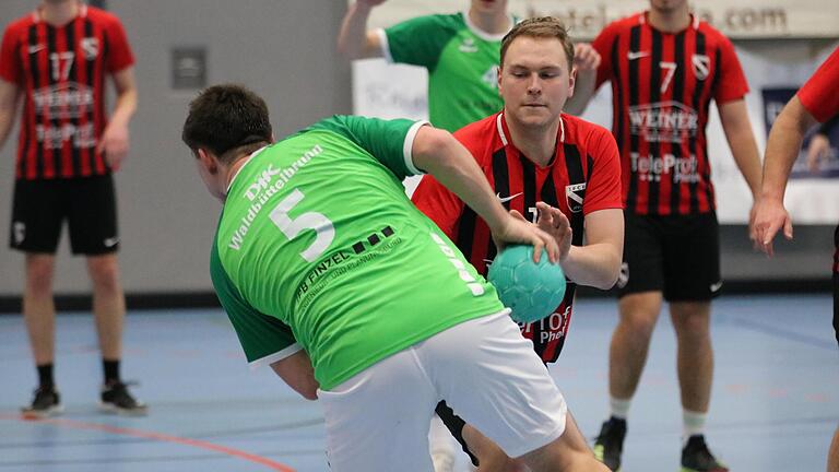 Auf verlorenem Posten standen die Handballer des FC Bad Brückenau mit Lukas Heil (vorne im Zweikampf) gegen die Zweitvertretung der DJK Waldbüttelbrunn.       -  Auf verlorenem Posten standen die Handballer des FC Bad Brückenau mit Lukas Heil (vorne im Zweikampf) gegen die Zweitvertretung der DJK Waldbüttelbrunn.