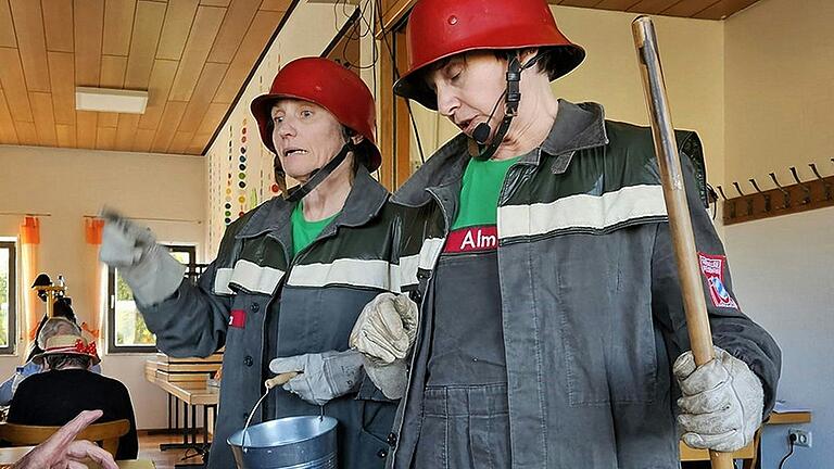 Anette Herbig(links) als Elsa und Evi Oeftering als Alma traten beim Seniorenfasching als Feuerwehrfrauen auf. Sie wussten allerlei Neuigkeiten aus dem Dorf. Anette Herbig(links) als Elsa und Evi Oeftering als Alma traten beim Seniorenfasching als Feuerwehrfrauen auf. Sie wussten allerlei Neuigkeiten aus dem Dorf.