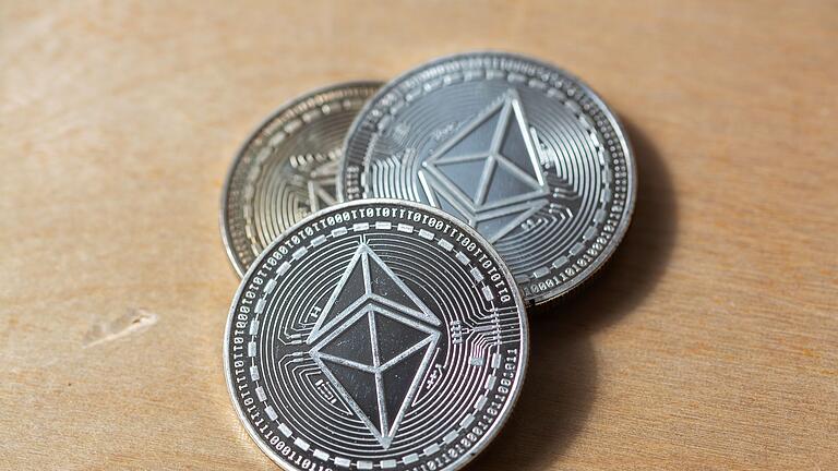 Kryptowährung Ether (ETH) - Wenn es im nachvollziehbaren Interesse von Arbeitnehmern liegt, können Provisionen an sie auch in Form der Kryptowährung Ether übertragen werden. (Symbolbild) Kryptowährung Ether (ETH) - Wenn es im nachvollziehbaren Interesse von Arbeitnehmern liegt, können Provisionen an sie auch in Form der Kryptowährung Ether übertragen werden. (Symbolbild)