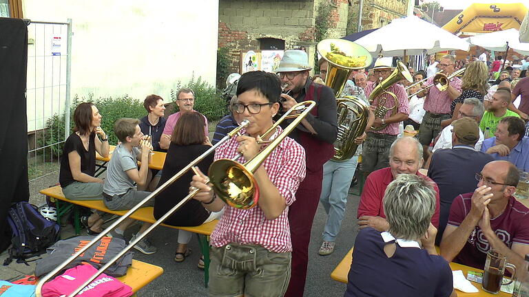 Am Mittwoch standen sie endlich wieder auf der Bühne: Hülle und Chuck mit ihrer Band Schabernack sorgten für fantastische Stimmung beim Dorfbrunnenfest des Obst- und Gartenbauvereins Steinsfeld.