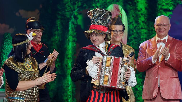 Ade 'Fastnacht in Franken': Im Kreise seiner Fastnachts-Kolleginnen und -Kollegen feierte Oti Schmelzer am 21. Februar bei der Live-Sendung seinen Abschied von der Fastnachtsbühne in Veitshöchheim.