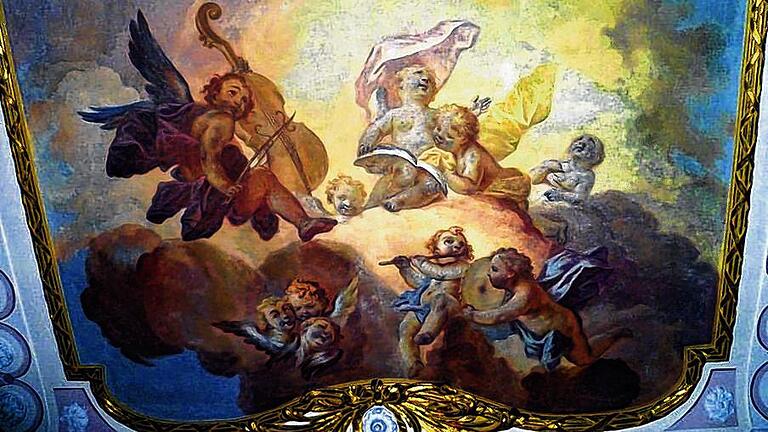 Oft übersehen: Das Fresko &bdquo;Musizierende Engel&ldquo; von Johann Andreas Urlaub in der Gaukönigshöfer Schutzengelkirche.