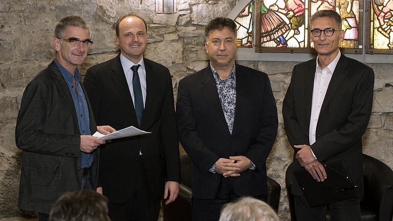Diskutierten beim Kellergespräch von Main-Post und Juristen-Alumni: Moderator Andreas Jungbauer (von links), Transplantationsmedziner Ingo Klein, Strafrechtler Prof. Eric Hilgendorf und Amtsrichter Rainer Beckmann. Diskutierten beim Kellergespräch von Main-Post und Juristen-Alumni: Moderator Andreas Jungbauer (von links), Transplantationsmedziner Ingo Klein, Strafrechtler Prof. Eric Hilgendorf und Amtsrichter Rainer Beckmann.