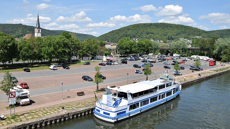 Der Großparkplatz an der Lohrer Mainlände soll durch eine Grünanlage mit Erlebnischarakter ersetzt werden, lautete ein Vorschlag beim Konzeptathon am Freitag. Der Großparkplatz an der Lohrer Mainlände soll durch eine Grünanlage mit Erlebnischarakter ersetzt werden, lautete ein Vorschlag beim Konzeptathon am Freitag.