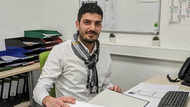 Der Syrer Amer Al Hakawati ist selbst  ein Beispiel für gelungene Integration. Seit drei Jahren hilft er Migranten bei der Integration.       -  Der Syrer Amer Al Hakawati ist selbst  ein Beispiel für gelungene Integration. Seit drei Jahren hilft er Migranten bei der Integration.