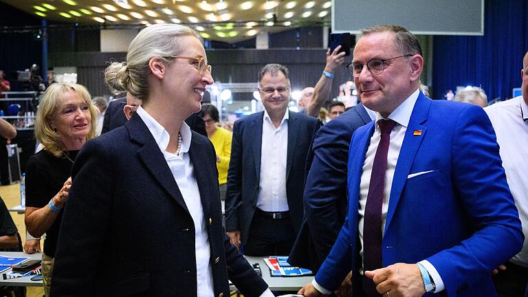 AfD-Bundesparteitag.jpeg       -  Tino Chrupalla freut sich mit Alice Weidel nach ihrer Wiederwahl zum  AfD-Chefduo.