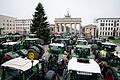 Bauernprotest in Berlin       -  26.11.2019, Berlin: Traktoren stehen am Morgen am Brandenburger Tor. Mehrere Tausend Bauern aus ganz Deutschland wollen in Berlin gegen die Agrarpolitik der Bundesregierung demonstrieren. Foto: Kay Nietfeld/dpa +++ dpa-Bildfunk +++