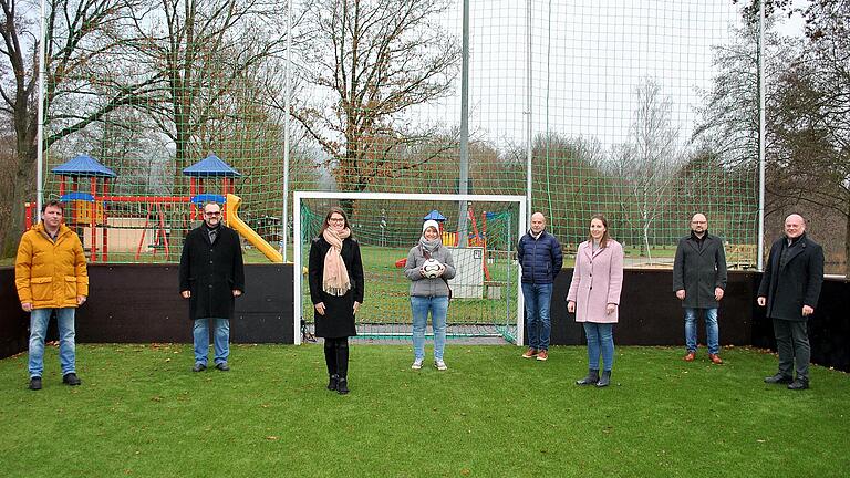 Start frei für die zweite Runde des Regionalbudgets: Die Vorsitzenden der vier Allianzen im Landkreis und ihre Projektmanagerinnen trafen sich dazu in Sulzfeld. Im Bild (von links) Jürgen Heusinger, Martin Link, Gertraud Kokula, Silvia Schmitt, Georg Straub, Hannah Braungart, Peter Brust und Georg Seiffert. Start frei für die zweite Runde des Regionalbudgets: Die Vorsitzenden der vier Allianzen im Landkreis und ihre Projektmanagerinnen trafen sich dazu in Sulzfeld. Im Bild (von links) Jürgen Heusinger, Martin Link, Gertraud Kokula, Silvia Schmitt, Georg Straub, Hannah Braungart, Peter Brust und Georg Seiffert. 