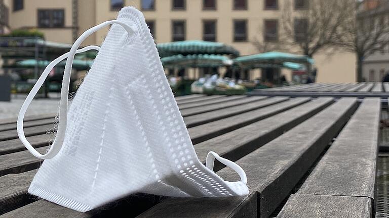 In Schweinfurt wird derzeit über eine erneute Maskenpflicht in der gesamten Innenstadt diskutiert. Derzeit gilt diese nur in der Keßlergasse. In Schweinfurt wird derzeit über eine erneute Maskenpflicht in der gesamten Innenstadt diskutiert. Derzeit gilt diese nur in der Keßlergasse.