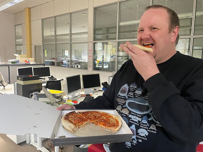 Kann die Automaten-Pizza geschmacklich überzeugen? Peter Schmieder macht den Geschmackstest. Ob die Haifische aus seinem Pullover wohl auch gerne probieren würden? Kann die Automaten-Pizza geschmacklich überzeugen? Peter Schmieder macht den Geschmackstest. Ob die Haifische aus seinem Pullover wohl auch gerne probieren würden?