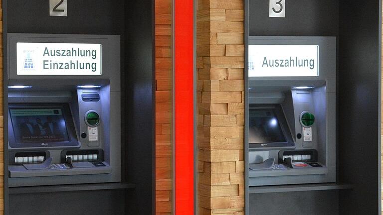 Die Banken im Landkreis Rhön-Grabfeld haben sich in den vergangenen Monaten dem Vorschlag des Bundesministerium des Innern und für Heimat angeschlossen. Danach ist der SB-Bereich in den Nachtstunden geschlossen. Die Banken im Landkreis Rhön-Grabfeld haben sich in den vergangenen Monaten dem Vorschlag des Bundesministerium des Innern und für Heimat angeschlossen. Danach ist der SB-Bereich in den Nachtstunden geschlossen.