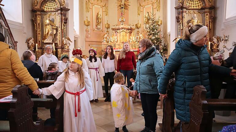 Zum gemeinsam gesprochenen 'Vater unser' reichten sich die Kinder und die Betreuerinnen die Hände, ihr Kreis öffnete sich auch hin zu den Besucherinnen und Besuchern der Kinderkrippenfeier in den Bänken, die sich auch als Zeichen der Verbundenheit untereinander und mit Gott die Hände reichten und so eine 'Menschenkette des Gebetes' bildeten. Zum gemeinsam gesprochenen 'Vater unser' reichten sich die Kinder und die Betreuerinnen die Hände, ihr Kreis öffnete sich auch hin zu den Besucherinnen und Besuchern der Kinderkrippenfeier in den Bänken, die sich auch als Zeichen der Verbundenheit untereinander und mit Gott die Hände reichten und so eine 'Menschenkette des Gebetes' bildeten.