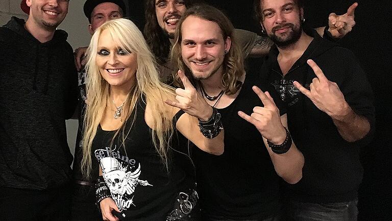 Oversense mit Doro Pesch. Oversense mit Doro Pesch.