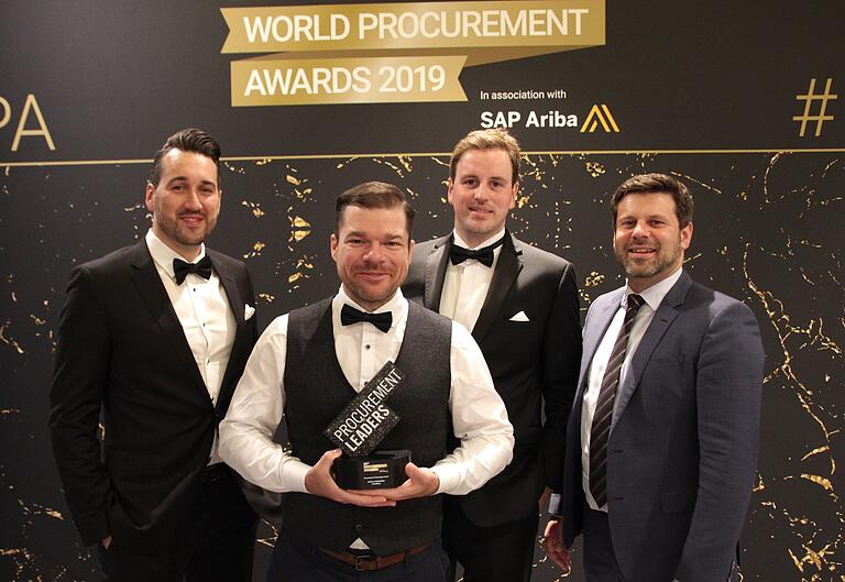 Erfolg zeigt sich auch an Preisen, so wie hier im Mai 2019 in London: die Chefs und Gründer von Scoutbee, Lee Galbraith (von links), Gregor Stühler, Fabian Heinrich und Christian Heinrich bei der Preisverleihung der World Procurement Awards.