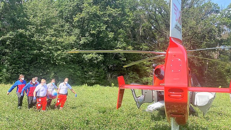 Rettungseinsatz im Wald bei Königsberg:&nbsp;Mitarbeiter von Rettungsdienst, Bergwacht und Luftrettung brachten den Patienten zum Hubschrauber.