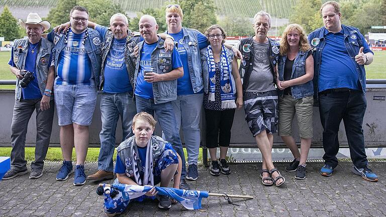 Blau und weiß sind ihre Farben: Die Kutten-Fans vom 'Anhängerclub' unterstützen den Fußball-Bayernligisten Würzburger FV - am Spieltag und bei Arbeitseinsätzen.