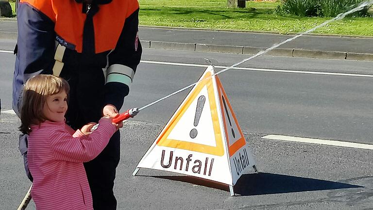 Lola Nickel und Matthias Kragl mit dem Feuerwehrschlauch.