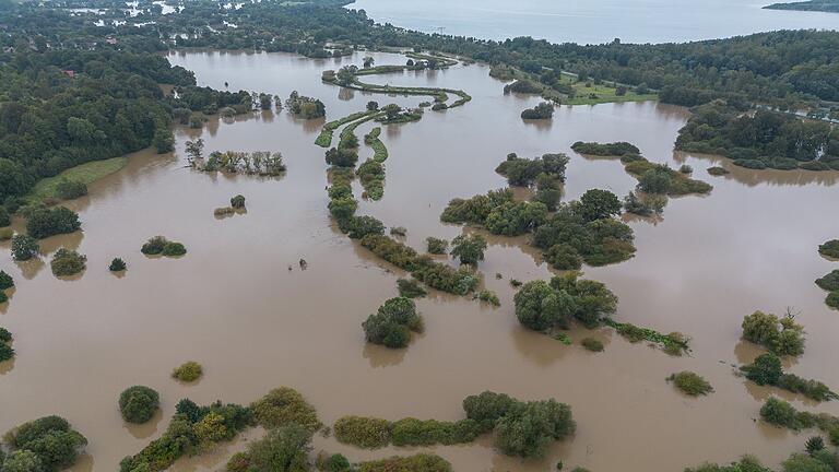 Hochwasser in Sachsen - In Sachsen ist die Neiße über die Ufer getreten. Hochwasser in Sachsen - In Sachsen ist die Neiße über die Ufer getreten.