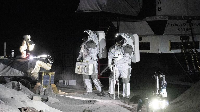 Mond-Trainingsanlage in Köln eröffnet - Zwei Menschen simulieren eine Trainingseinheit in der neuen Luna-Halle im Rahmen der Eröffnungsfeierlichkeiten im Europäischen Astronautenzentrum (Eac) der Esa. Mond-Trainingsanlage in Köln eröffnet - Zwei Menschen simulieren eine Trainingseinheit in der neuen Luna-Halle im Rahmen der Eröffnungsfeierlichkeiten im Europäischen Astronautenzentrum (Eac) der Esa.