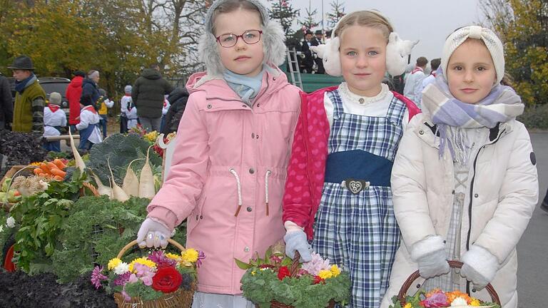 Blumenmädchen beim Albertshöfer Kirchweihumzug: Dem kühlen Novemberwetter angepasst war dieses Trio am Sonntag.