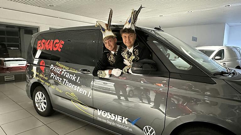 Das Prinzenpaar Frank Fischer und Thorsten Schmälzle aus Schweinfurt in ihrem neuen Fahrzeug, welches sie die gesamte Faschingszeit über begleiten wird.