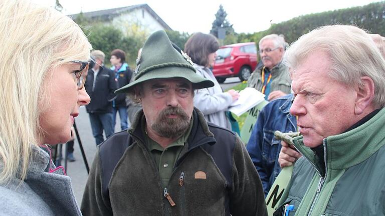 Stellt sich den Diskussionen in Sachen Nationalpark Rhön: Umweltministerin Ulrike Scharf mit Vertretern der Holzwirtschaft und der Jägerschaft in Burglauer (Lkr. Rhön-Grabfeld).