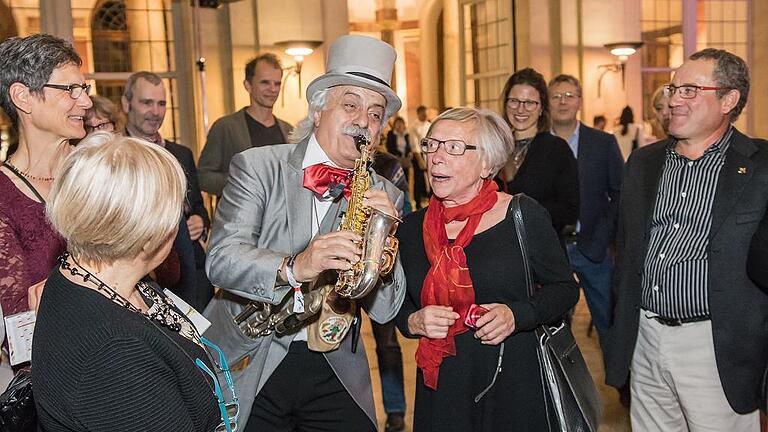 Residenznacht: Zweimal volles Prunkhaus       -  Gute Laune verbreitete Giampero Lucchini vom Duo Solemio. Bei der Residenznacht überraschte das Duo mit immer anderen Kostümen an wechselenden Orten.