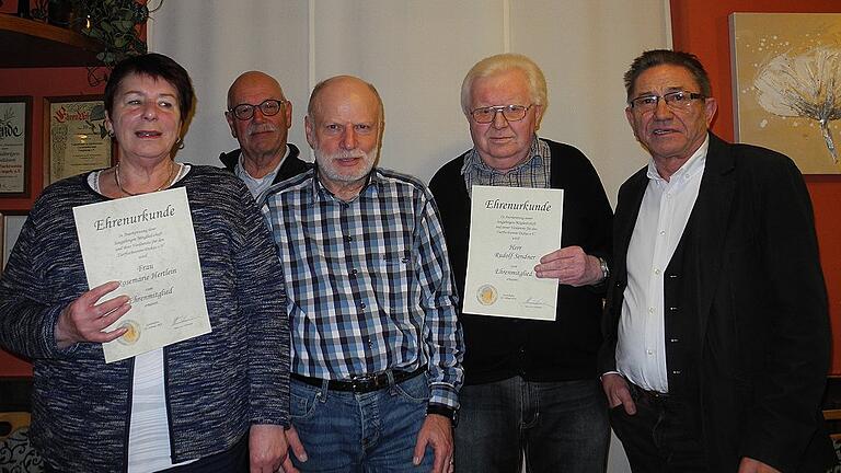 Neue Ehrenmitglieder ernannte der Zierfischverein Diskus in Gerolzhofen im Rahmen der Jahreshauptversammlung. Das Bild zeigt bei der Ehrung (von links): Rosi Hertlein, Werner Gegner, 2. Vorsitzender Nikolaus Engelbrecht, Rudi Sendner und Vorsitzenden Heinz Lorz.