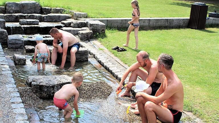 Ein eigens angelegter Bachlauf gefällt vor allem den Kleinkindern zum Spielen im Ebracher Schwimmbad.