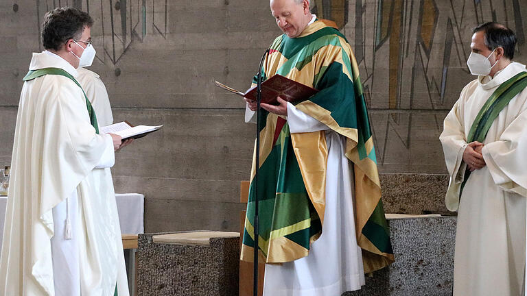 Urkundenübergabe: Domkapitular Albin Krämer (Mitte) übergab die Ernennungsurkunde für den Pastoralen Raum Karlstadt an Pfarrer Simon Mayer (links).&nbsp;