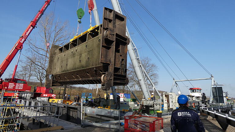 In einer einstündigen Aktion wurde das alte Tor an der Schleuse Ottendorf angehoben und abtransportiert.