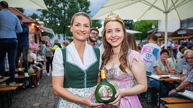 Viele Menschen, sowie die Staatsministerin für Digitales von Bayern Frau Judith Gerlach, besuchen am Samstag 05.08.23 das Homburger Weinfest in Triefenstein.