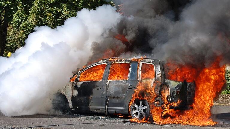 Ein Elektroauto geriet am Dienstag in Bad Neustadt in Brand. Das Symbolbild entstand bei einer Feuerwehrübung und zeigt nicht das Auto, das in Bad Neustadt brannte.