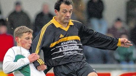 Mit vollem Einsatz ist Pero Skoric (rechts, im Trikot des TSV Gerbrunn) auch als Spielertrainer in Euerbach im Einsatz und will mit seinem Team in der Kreisliga weiter vorne mitmischen.