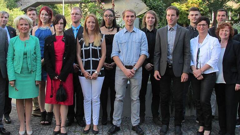 Glückwünsche: 26 junge Menschen wurden bei der Abschlussfeier der Staatlichen Berufsschule Kitzingen-Ochsenfurt mit zusätzlichen Preisen geehrt. Das Bild zeigt einen Teil der Geehrten mit Schulleiter Frank Gelißen, Kreishandwerksmeister Michael Bissert und Landrätin Tamara Bischof (links), sowie Anja Böhm vom Förderverein, Johann Bux, Leiter des Standorts Ochsenfurt und Gerlinde Porzelt, Leiterin am Standort Kitzingen (rechts).